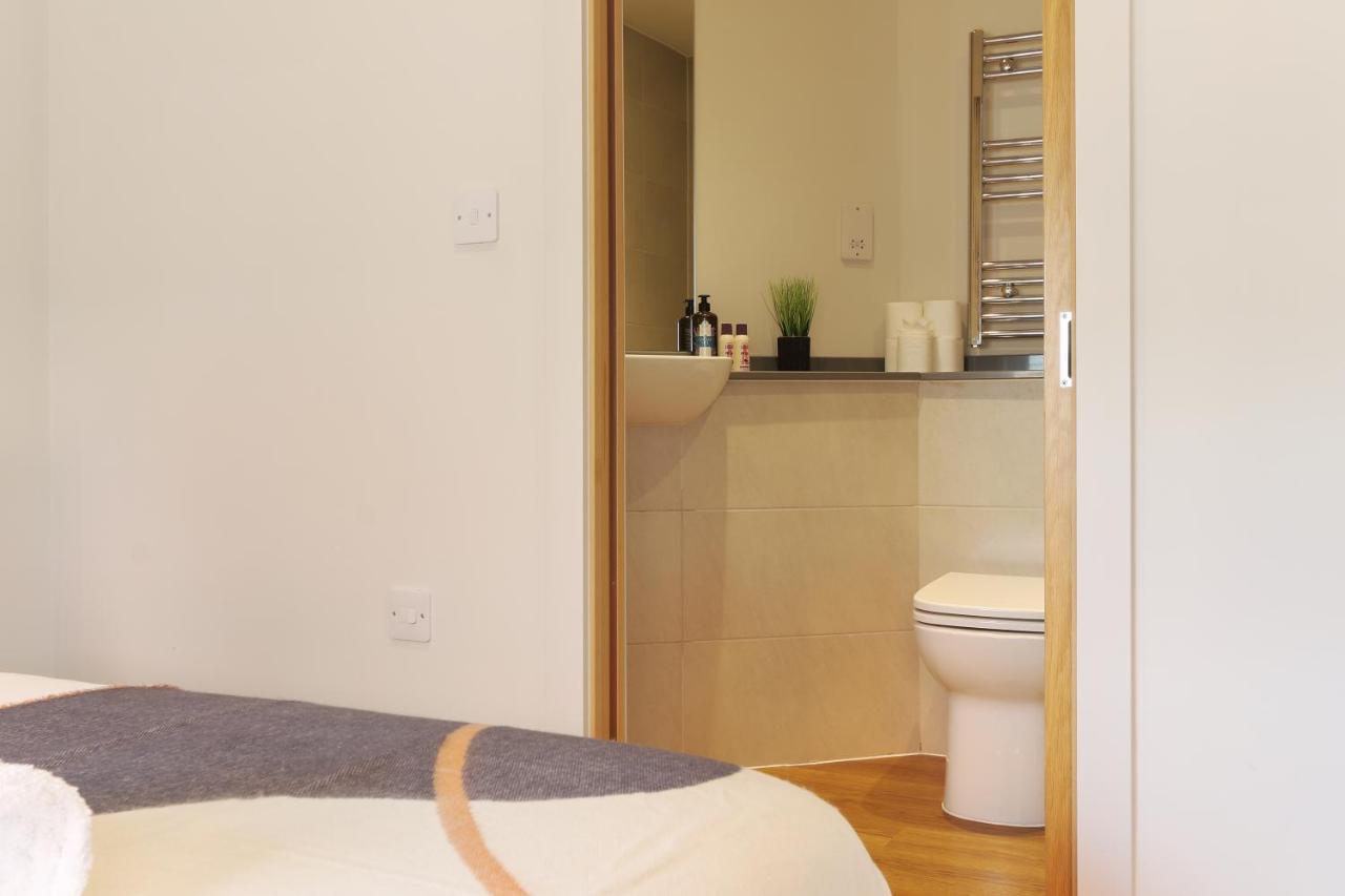 Modern 2-Bed Apartment, Free Parking, City Centre, Netflix & Pet Friendly - Hosted By Stay Host Save Sheffield Exterior photo